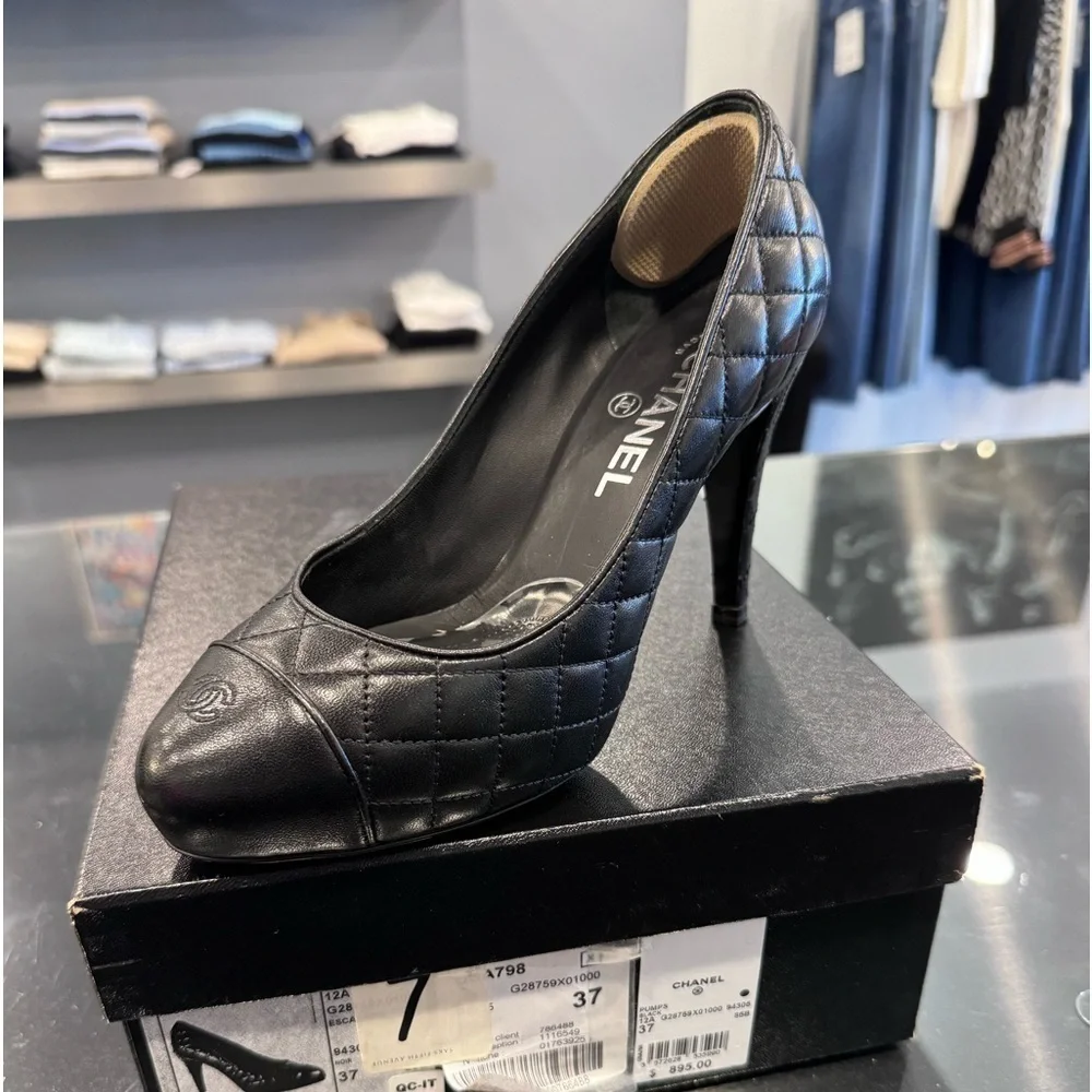 AUTHENTIC CHANEL 2013 Quilted Classic Pump size 37